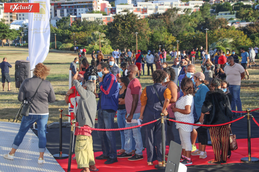 Dès l'ouverture, il y avait beaucoup de monde... Dès l'ouverture, il y avait beaucoup de monde...