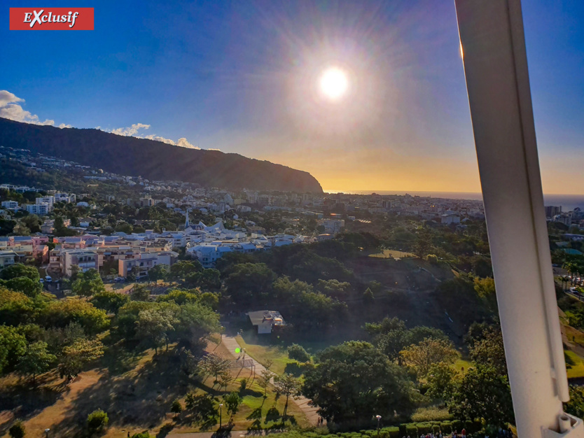 Coucher de soleil sur la route en corniche Coucher de soleil sur la route en corniche