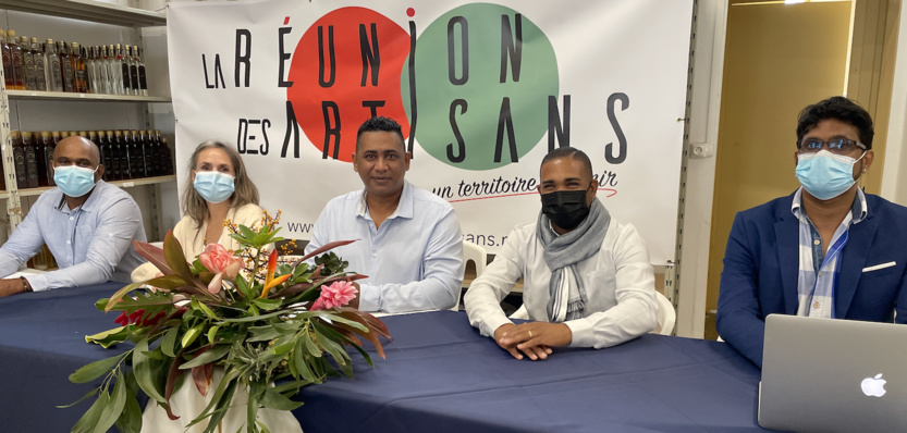 "Nous mènerons une campagne apolitique..." disent-ils en choeur "Nous mènerons une campagne apolitique..." disent-ils en choeur