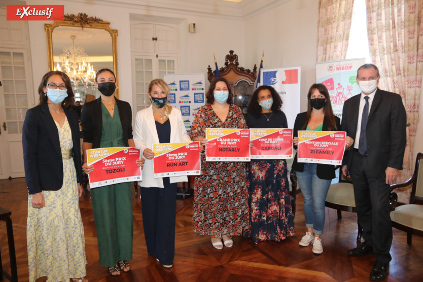 Le Préfet Jacques Billant avec les 5 lauréates Le Préfet Jacques Billant avec les 5 lauréates