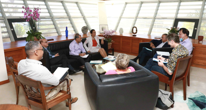 Une rencontre au sommet en présence de leurs proches collaborateurs Une rencontre au sommet en présence de leurs proches collaborateurs