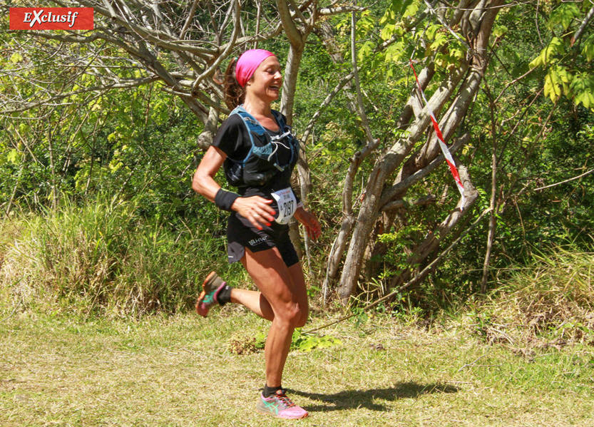 Sylvaine Cussot, en tournage dans l'île pour le compte de e.motion trail, n'a pas hésité à mouiller le maillot.