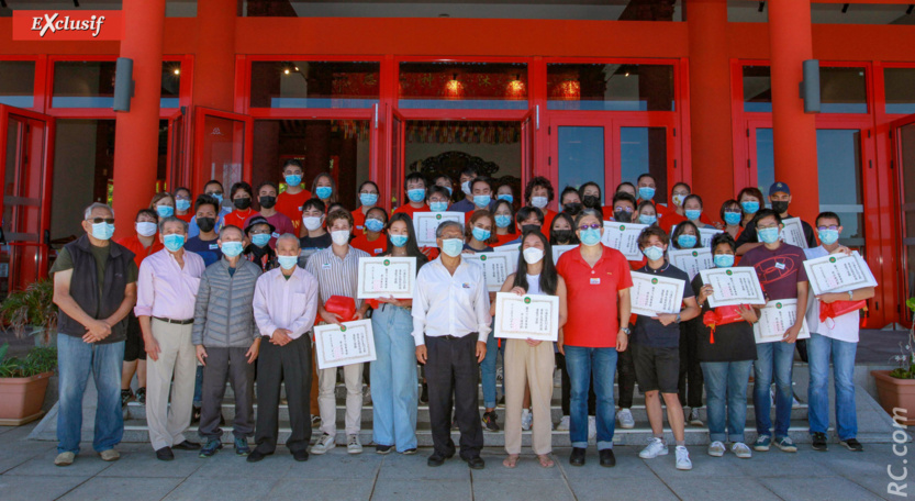 Remise des diplômes-souvenirs aux bacheliers qui ont planté un arbre dans le Bois de Wuwei sur le site de Guandi à Saint-Pierre Remise des diplômes-souvenirs aux bacheliers qui ont planté un arbre dans le Bois de Wuwei sur le site de Guandi à Saint-Pierre