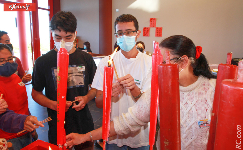 Des bougies allumées en l'honneur de Guandi Des bougies allumées en l'honneur de Guandi