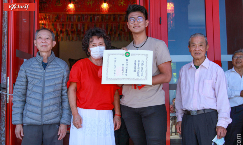 Joseph Lam-Tow, Marie-Claire Cheung, Gilles (Nouveau bachelier) et Michel Lam-Wan-Shum Joseph Lam-Tow, Marie-Claire Cheung, Gilles (Nouveau bachelier) et Michel Lam-Wan-Shum