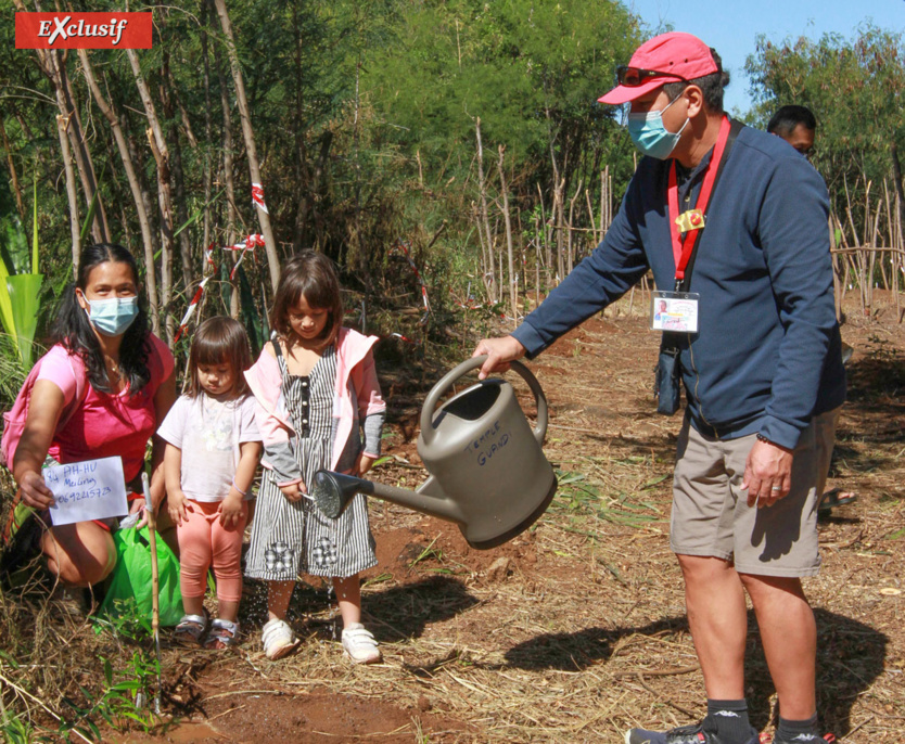 Laurent dans un rôle de porteur d'eau. Laurent dans un rôle de porteur d'eau.