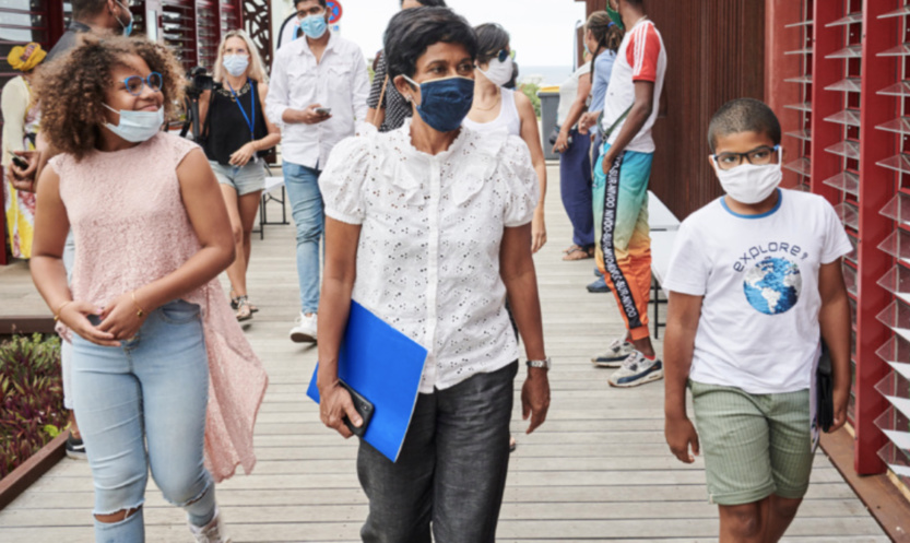 La maire Ericka Bareigts avec de jeunes Dionysiens... La maire Ericka Bareigts avec de jeunes Dionysiens...