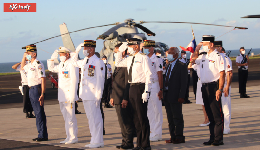 Une cérémonie en présence de personnalités militaires et civiles Une cérémonie en présence de personnalités militaires et civiles