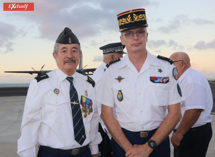 Jacques Laravine, vice-président de l'association des Amis de la Gendarmerie, et le général Pierre Poty, commandant de la Gendarmerie à La Réunion Jacques Laravine, vice-président de l'association des Amis de la Gendarmerie, et le général Pierre Poty, commandant de la Gendarmerie à La Réunion