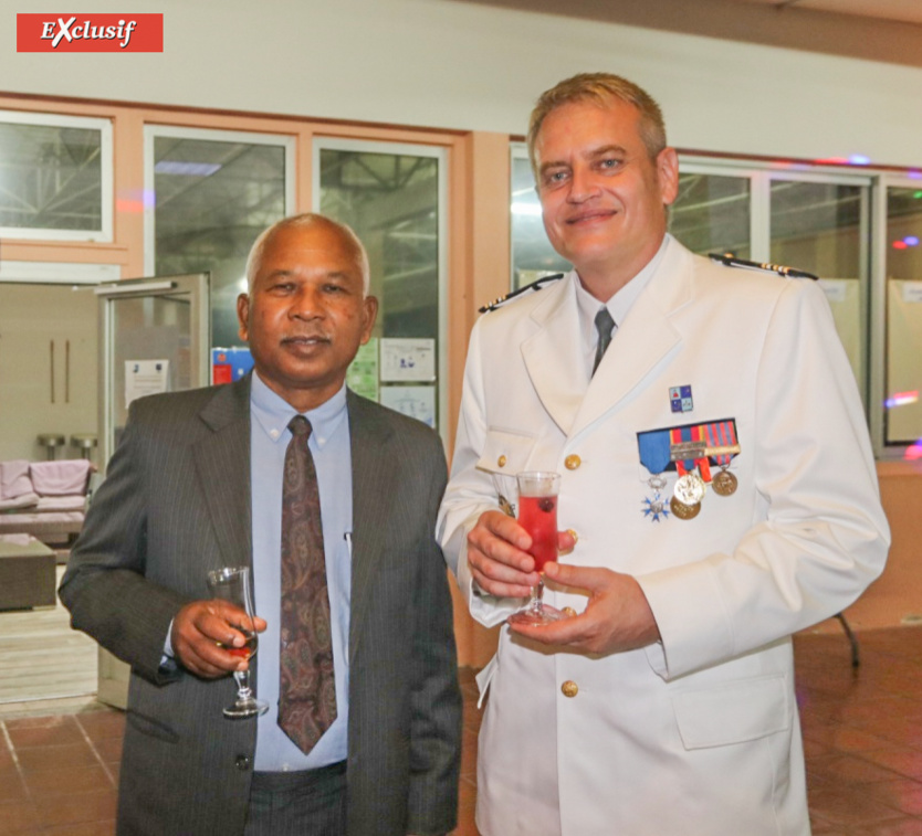 Jitendra Nath Majhi, consul général de l'Inde à La Réunion, et le lieutenant-colonel Romain Gaston Jitendra Nath Majhi, consul général de l'Inde à La Réunion, et le lieutenant-colonel Romain Gaston