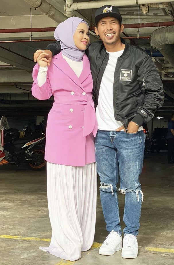 Avec son époux Shuib Sepahtu, en décembre 2020