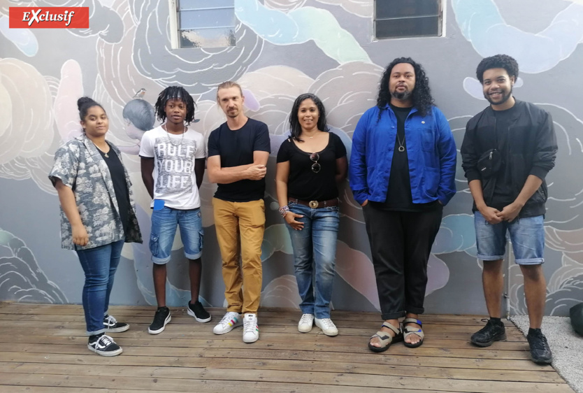 Seth avec d'autres artistes locaux, dont Kid Kréol et Boogie Seth avec d'autres artistes locaux, dont Kid Kréol et Boogie