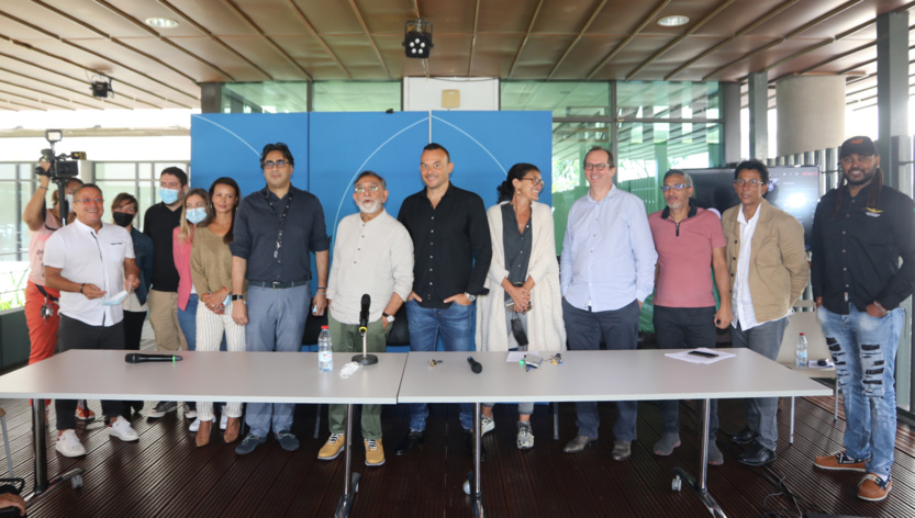 Gora avec une partie de son équipe Gora avec une partie de son équipe