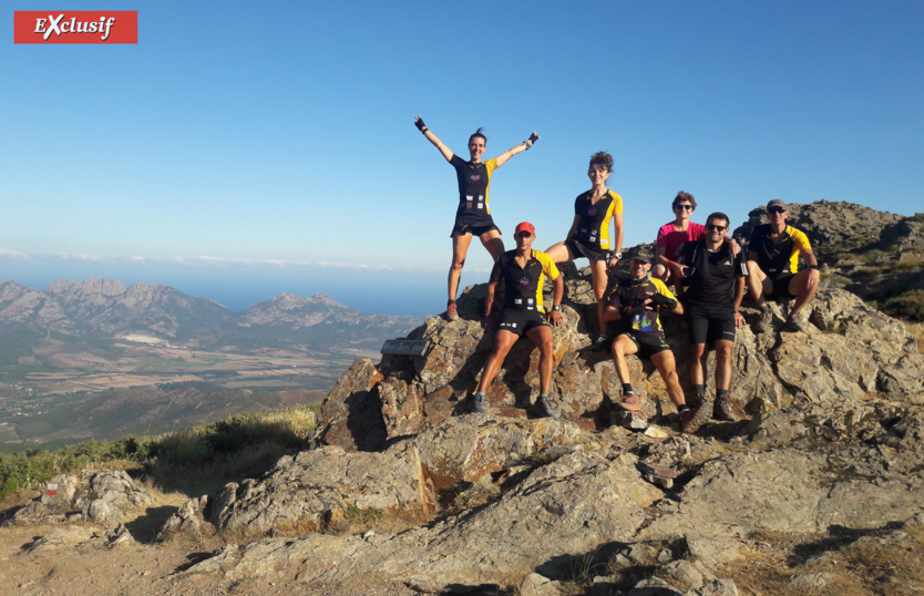 Le groupe de dalons de sentiers au complet, au passage de leur 1er col: Bocca à u Saltu. De gauche à droite: Zagathe, René-Fred, Faby, Yann, Marie, Fabrice et Djé