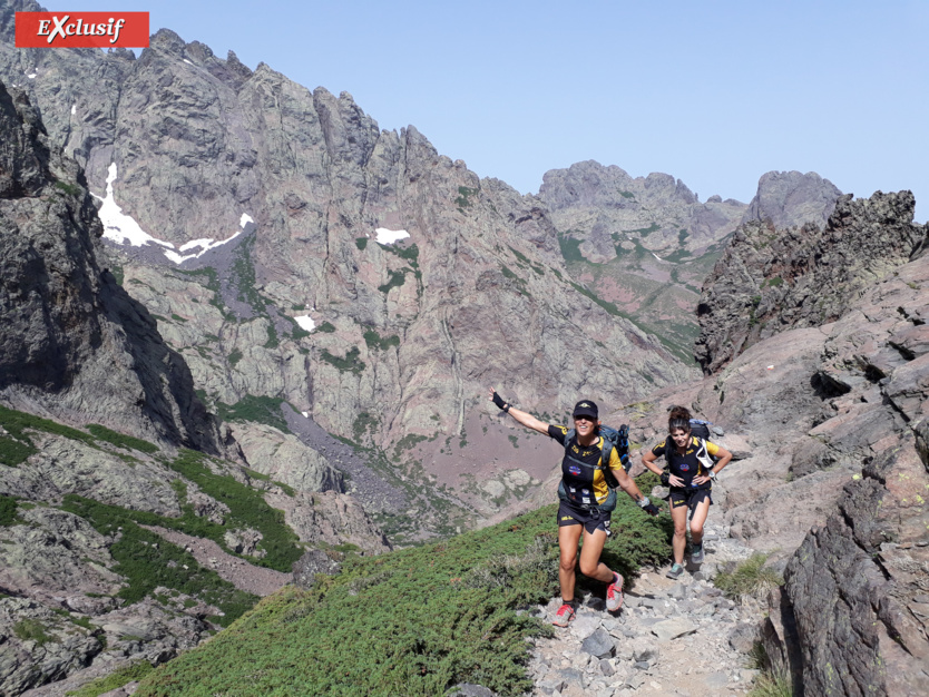 2ème jour, jour le plus long (15h de marche). Les jambes de Zagathe et Faby sont encore là, en direction du Monte Cinto, mont le plus haut de Corse, 2 706m d’altitude