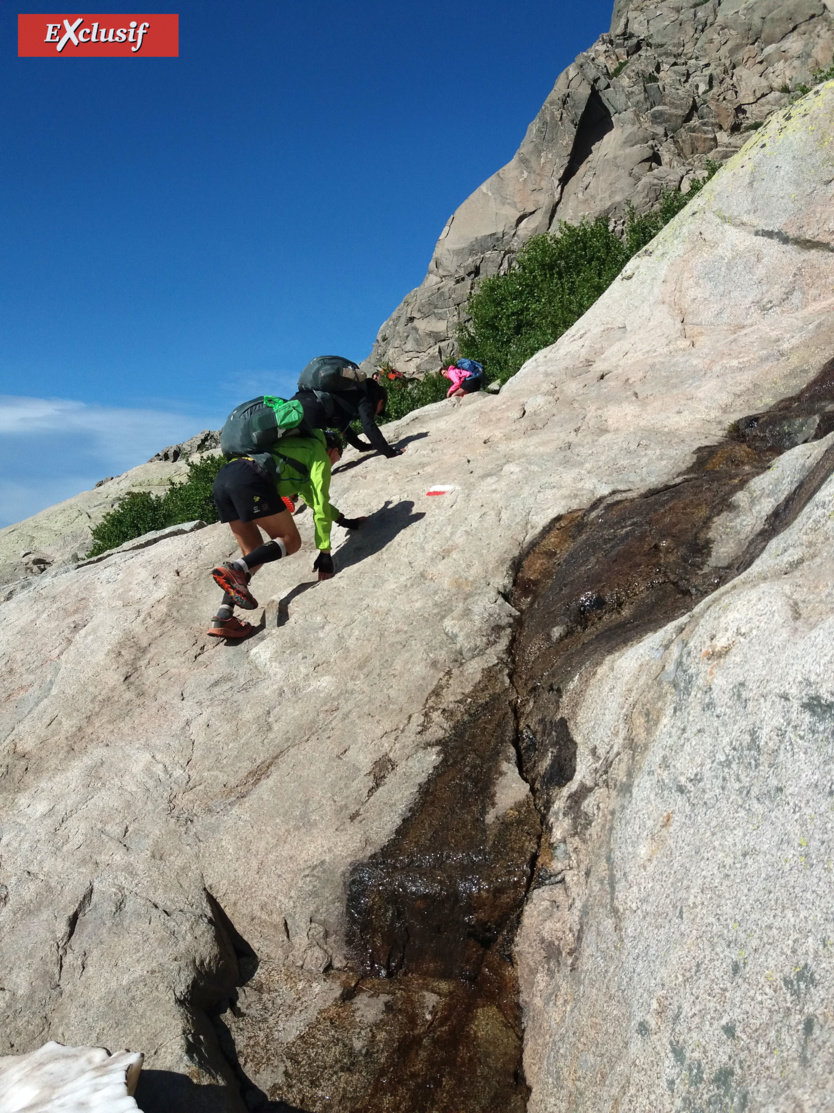 Montée escarpée et glissante. Pas évident de ne pas se faire emporter en arrière avec les gros sacs à dos... Montée escarpée et glissante. Pas évident de ne pas se faire emporter en arrière avec les gros sacs à dos...