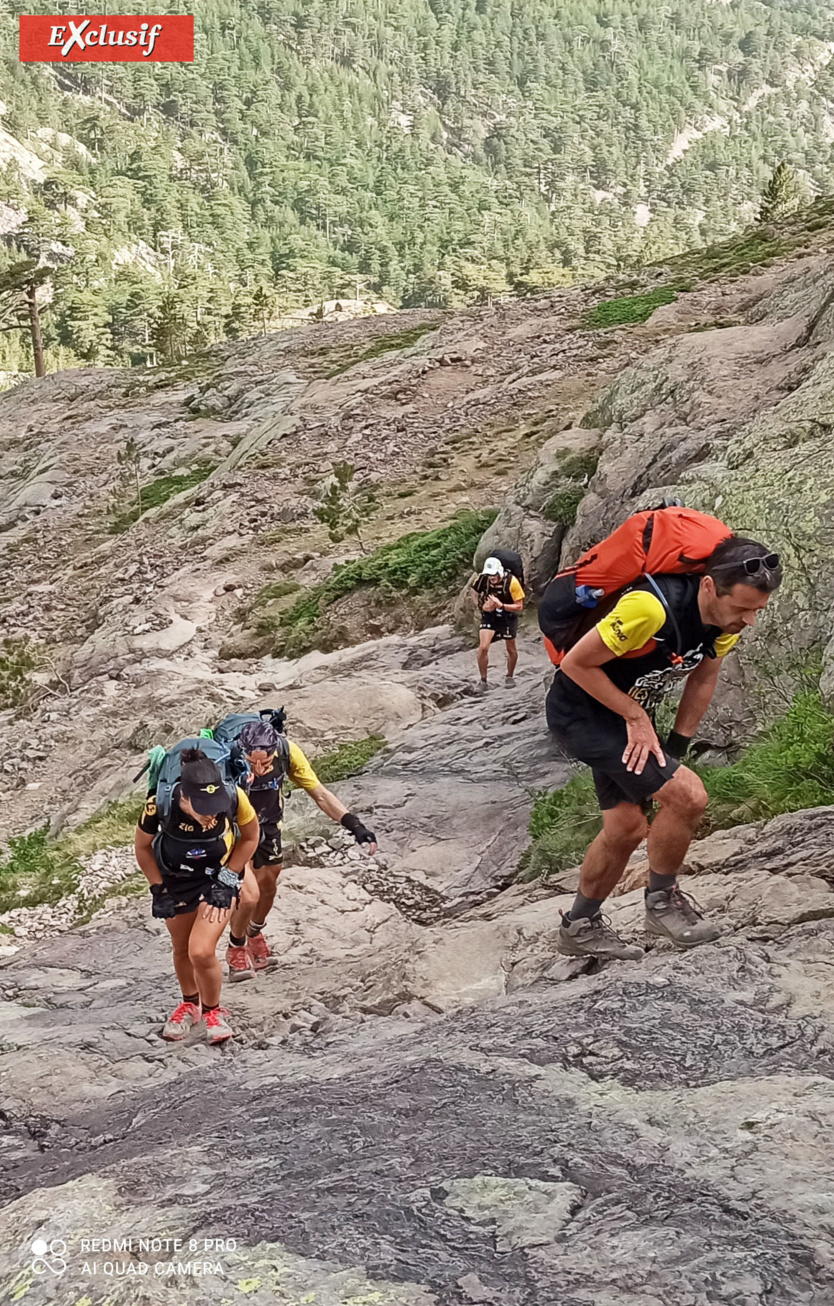 Fabrice, Zagathe, Yann et Djé. Le dénivelé est rude! On pousse sur les cuisses! Fabrice, Zagathe, Yann et Djé. Le dénivelé est rude! On pousse sur les cuisses!