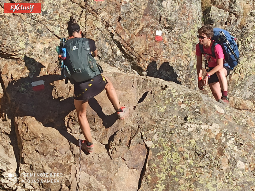 Zagathe qui se lance et Marie. Parfois le GR20 prend des allures de Via Ferrata