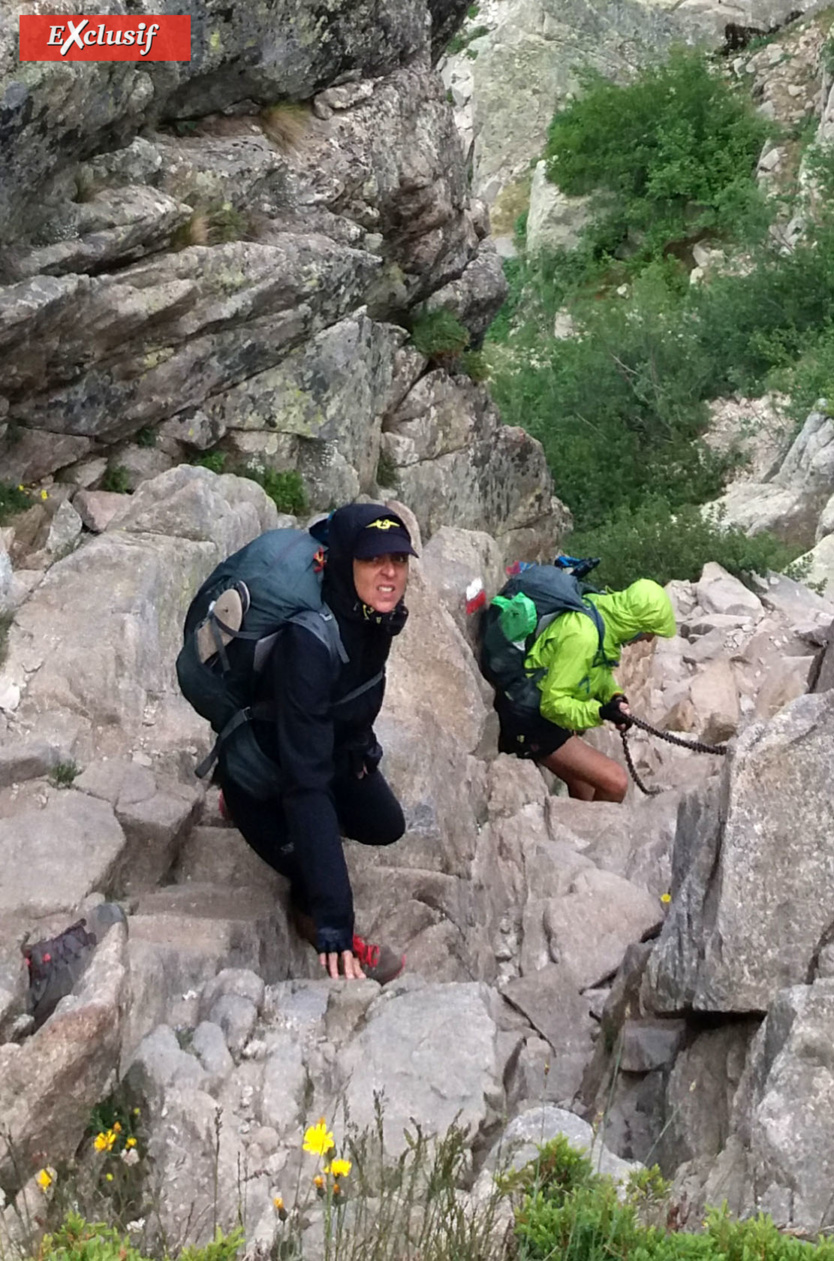 Zagathe pas rassurée devant cette descente qui l'attend. Yann ouvre la voie Zagathe pas rassurée devant cette descente qui l'attend. Yann ouvre la voie