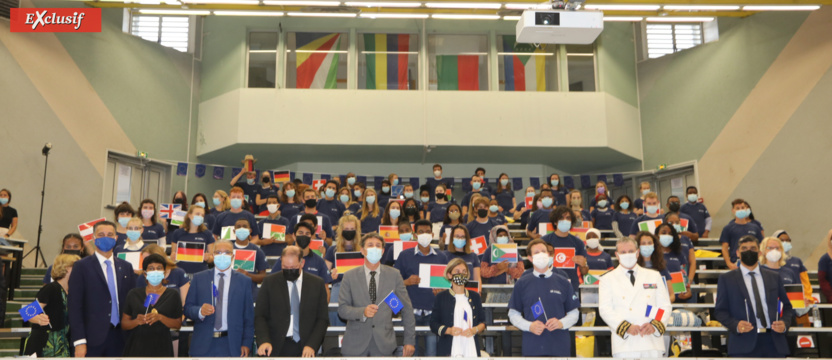 Un amphi décoré avec des drapeaux de toutes nationalités