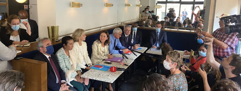 Conférence de presse des président.e.s de Région à Paris. Huguette Bello était placée entre Xavier Bertrand et Valérie Pécresse, deux candidats à la présidentielle de 2022