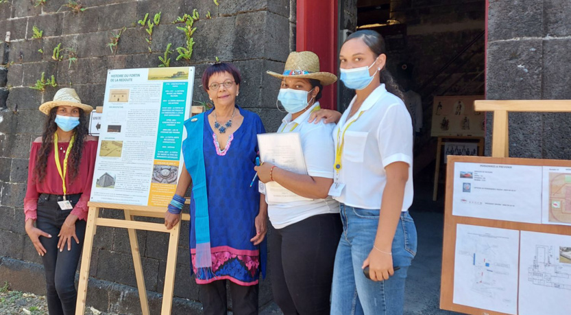 Dominique Dambreville (au centre) de l'APVPM, était présente avec les élèves des lycées Mémoona Hinterann et de Plateau Caillou, pour accueillir les visiteurs Dominique Dambreville (au centre) de l'APVPM, était présente avec les élèves des lycées Mémoona Hinterann et de Plateau Caillou, pour accueillir les visiteurs