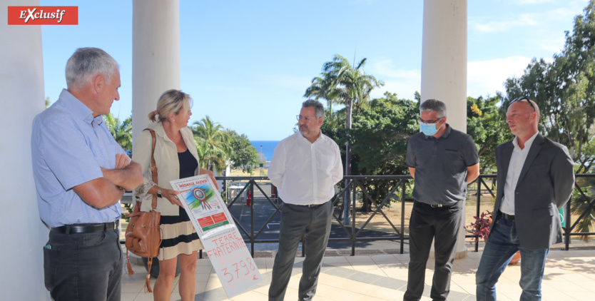 Solidarité: remise de chèque en faveur des soldats blessés ou morts en service Solidarité: remise de chèque en faveur des soldats blessés ou morts en service
