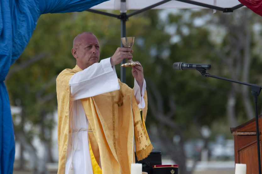 «Et par Saint-Michel, vivent les parachutistes!»... «Et par Saint-Michel, vivent les parachutistes!»...