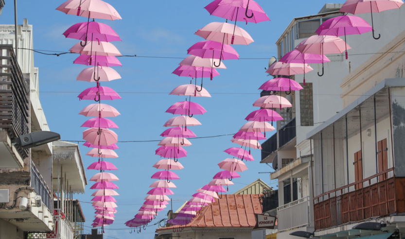 Des parasols roses ornent certaines rues de Saint-Denis Des parasols roses ornent certaines rues de Saint-Denis