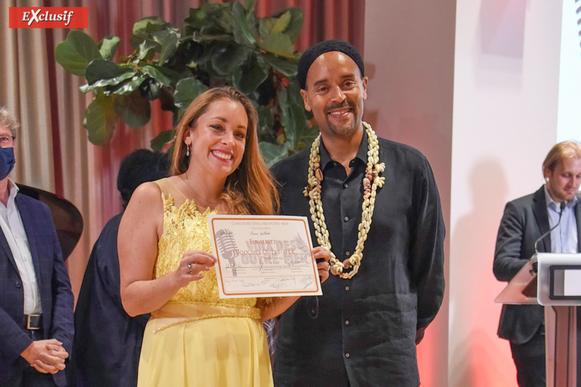 Clara Bellon (Réunion) reçoit le quatrième prix des mains de Fabrice di Falco Clara Bellon (Réunion) reçoit le quatrième prix des mains de Fabrice di Falco