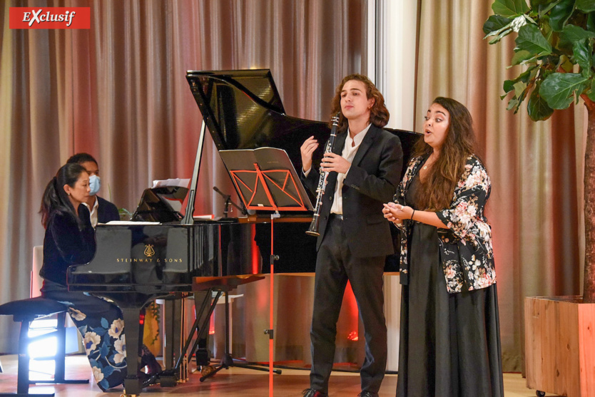 Durant la délibération du jury, la Réunionnaise Candice Albardier, Prix des jeunes talents 2020, a interprété "Le pâtre sur le rocher" de Schubert, accompagnée par le clarinettiste Tristan Chaintreuil et la pianiste Kazuko Iwashima.