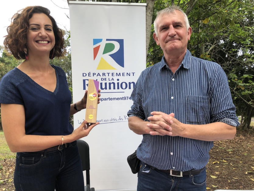 Un trophée a été remis au Département Un trophée a été remis au Département