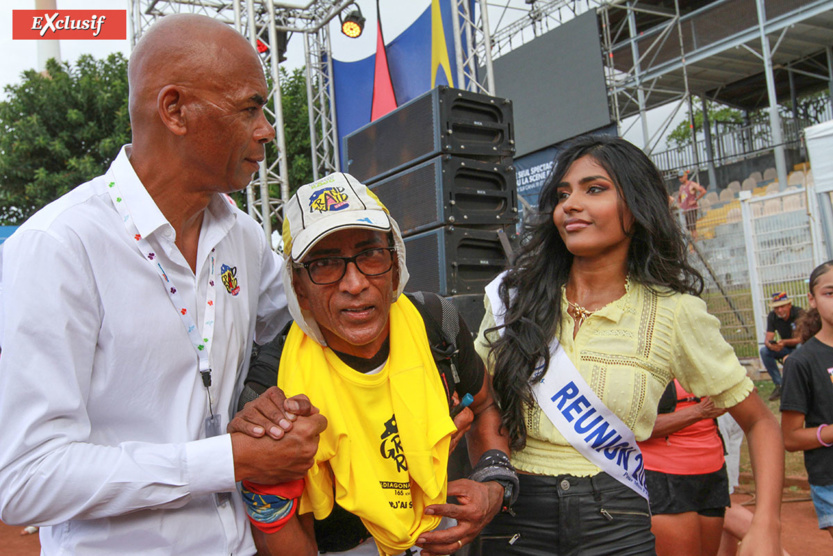 Georges Assassa, le dernier du Grand Raid, soutenu par Jean-Pierre Lessort et Dana Virin, Miss Réunion