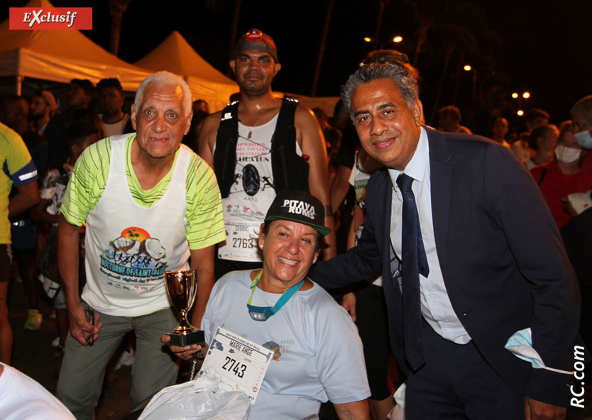 Jean-Claude Prianon, président de la LRA, et Salim Nana-Ibrahim, adjoint au maire de Saint-Paul, félicitent l'un des handisportifs en fauteuil roulant