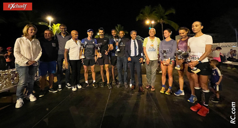 Les trois meilleurs hommes et les trois meilleures femmes du championnat des 10 km 2021 posent en compagnie des organisateurs et d&#39;élus de la ville de Saint-Paul