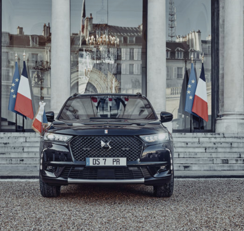 Devant l'entrée de l'Elysée...