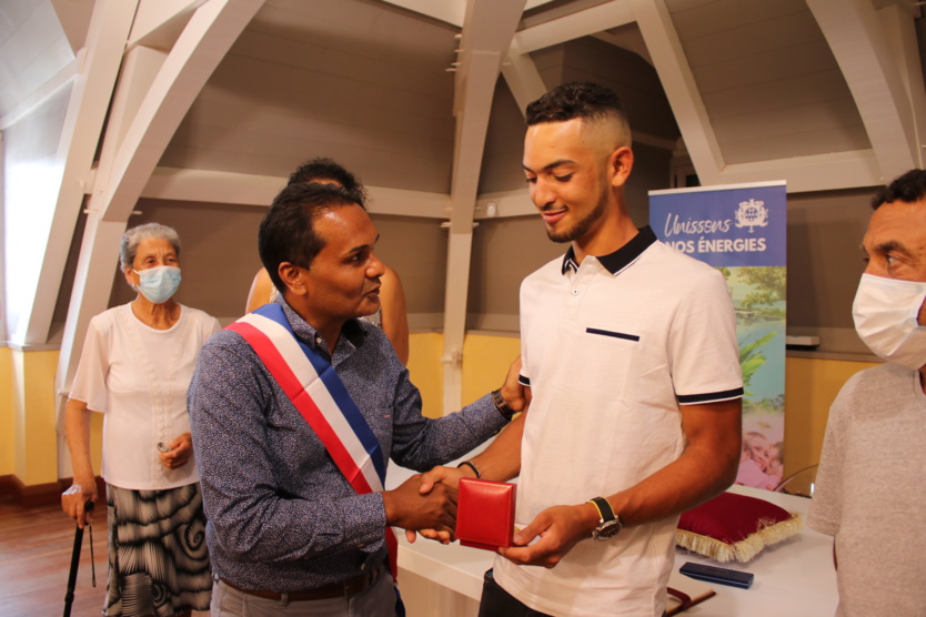 Le maire de Saint-Leu Bruno Domen a remise la Médaille de la Ville à Donavan Grondin