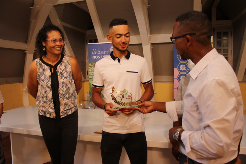 Médaille de la Ville de Saint-Leu pour Donavan Grondin, champion cycliste Médaille de la Ville de Saint-Leu pour Donavan Grondin, champion cycliste