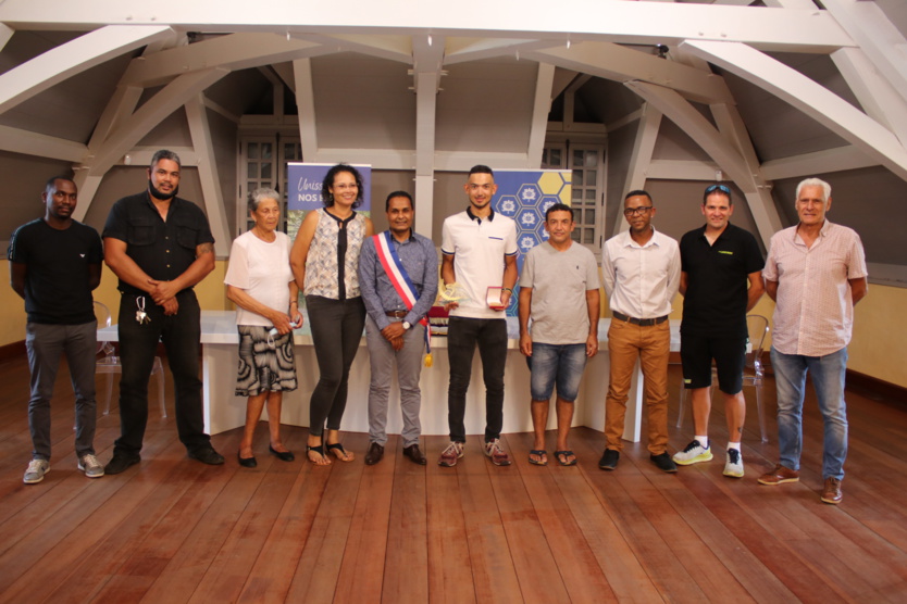 Médaille de la Ville de Saint-Leu pour Donavan Grondin, champion cycliste Médaille de la Ville de Saint-Leu pour Donavan Grondin, champion cycliste