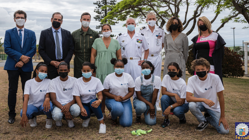 Les signataires de la convention avec les collégiens Les signataires de la convention avec les collégiens