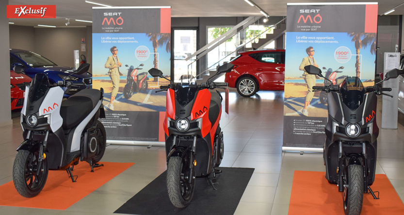 Les motos sont visibles dans le shoroom auto de Seat
