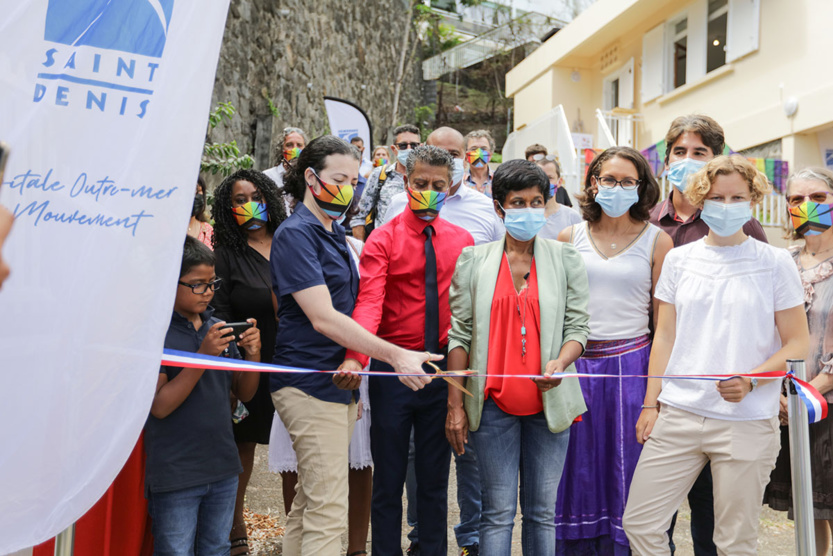 La traditionnelle coupure de ruban La traditionnelle coupure de ruban