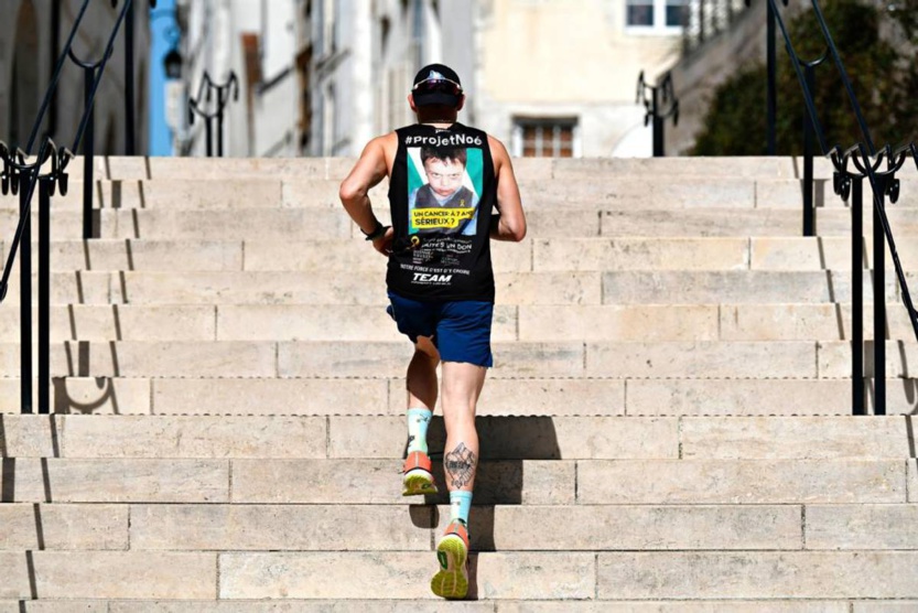 La photo de Noé dans le dos, il monte, descend et remonte pour atteindre les 8 849 m de l'Everest La photo de Noé dans le dos, il monte, descend et remonte pour atteindre les 8 849 m de l'Everest