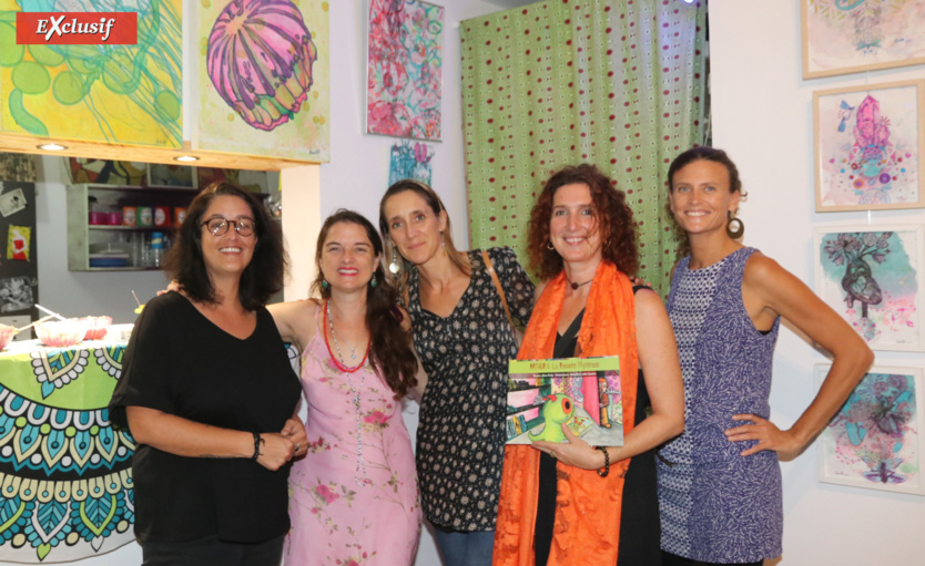 Pour le vernissage, Aurélie Lemille avait invité quelques amies et connaissances Pour le vernissage, Aurélie Lemille avait invité quelques amies et connaissances