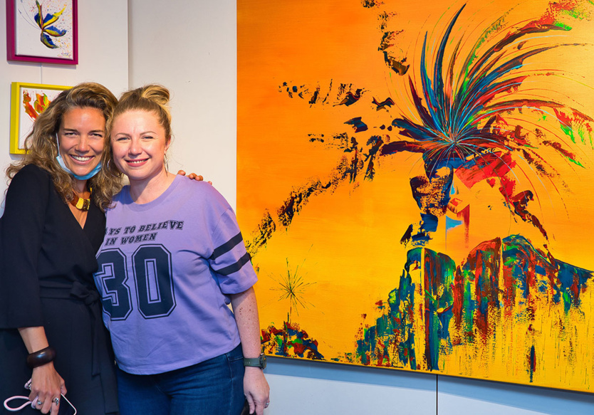 Sourire d'une invitée spéciale qui vient d'acquérir une oeuvre Sourire d'une invitée spéciale qui vient d'acquérir une oeuvre