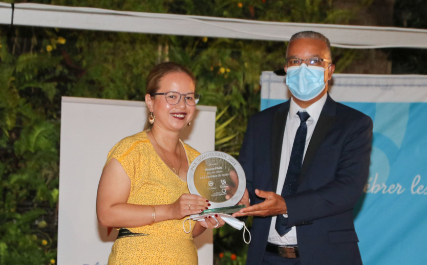 Prix Indianocéanie 2021: Sharonne Paul reçoit le trophée pour son roman Le Cantique du rasta Prix Indianocéanie 2021: Sharonne Paul reçoit le trophée pour son roman Le Cantique du rasta