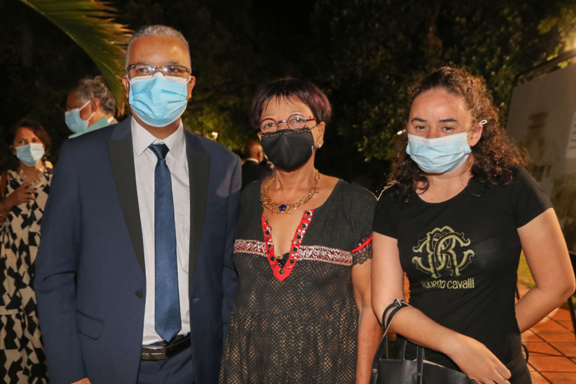 Prix Indianocéanie 2021: Sharonne Paul reçoit le trophée pour son roman Le Cantique du rasta Prix Indianocéanie 2021: Sharonne Paul reçoit le trophée pour son roman Le Cantique du rasta