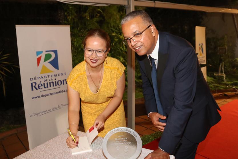Prix Indianocéanie 2021: Sharonne Paul reçoit le trophée pour son roman Le Cantique du rasta Prix Indianocéanie 2021: Sharonne Paul reçoit le trophée pour son roman Le Cantique du rasta