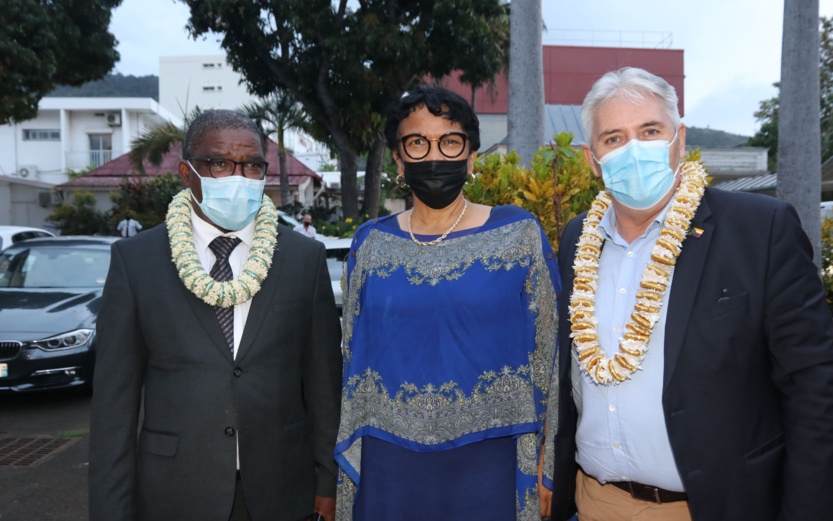 Prix Indianocéanie 2021: Sharonne Paul reçoit le trophée pour son roman Le Cantique du rasta Prix Indianocéanie 2021: Sharonne Paul reçoit le trophée pour son roman Le Cantique du rasta
