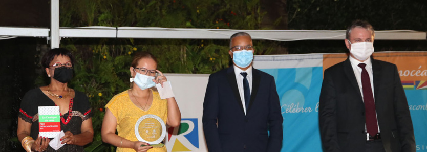 Prix Indianocéanie 2021: Sharonne Paul reçoit le trophée pour son roman Le Cantique du rasta Prix Indianocéanie 2021: Sharonne Paul reçoit le trophée pour son roman Le Cantique du rasta